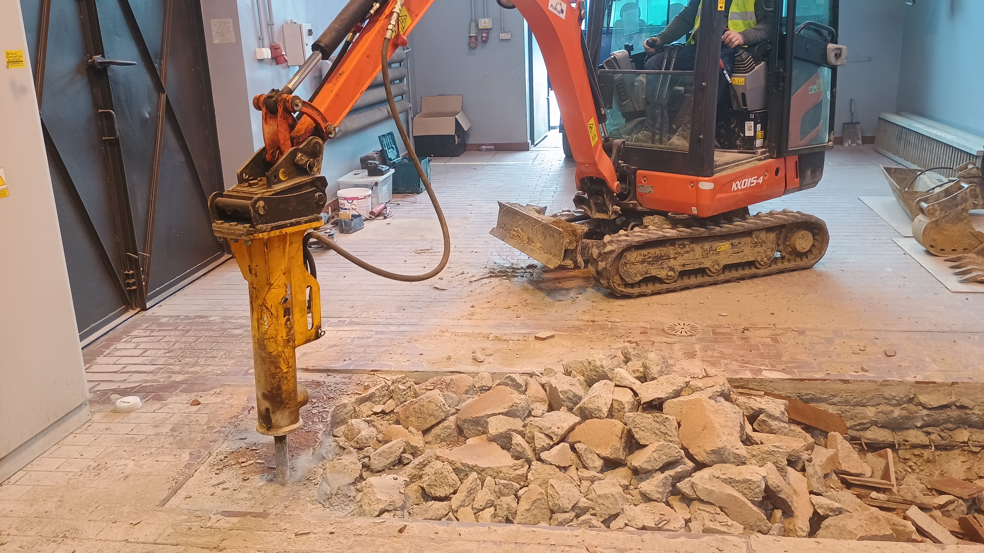 minikoparka z młotem